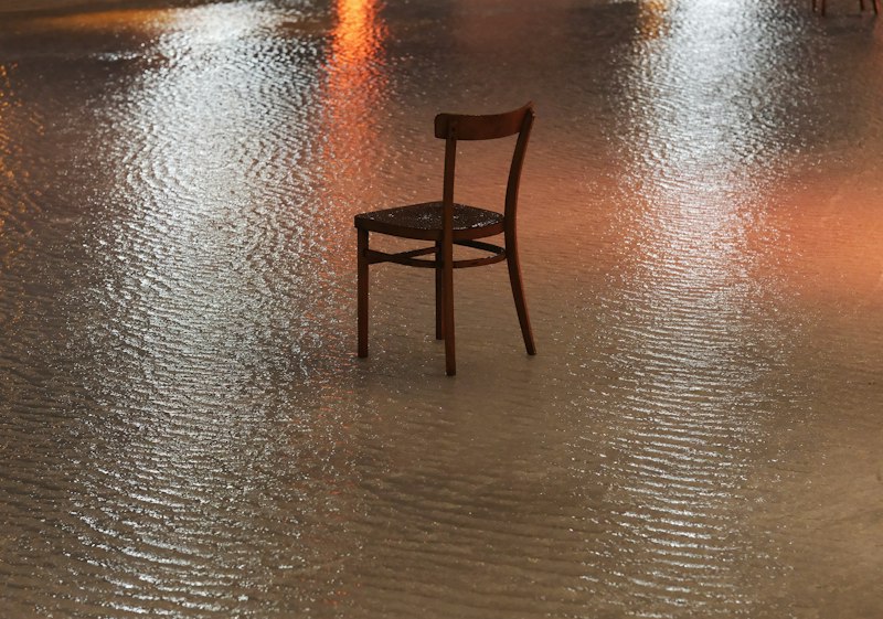 Chaise dans une pièce inondée